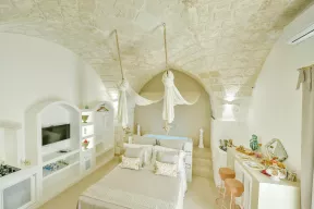 Piscina interna riscaldata a sfioro con idromassaggio Eurydice Suite Ostuni