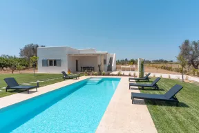 Lamia Flora con Piscina in Affitto in Puglia Lamia Flora con Piscina in Affitto in Puglia