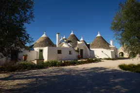 masserie-puglia-affitto-masseria-ferrari-trulli-piscina