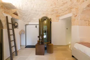 villa con trullo e piscina a Ostuni