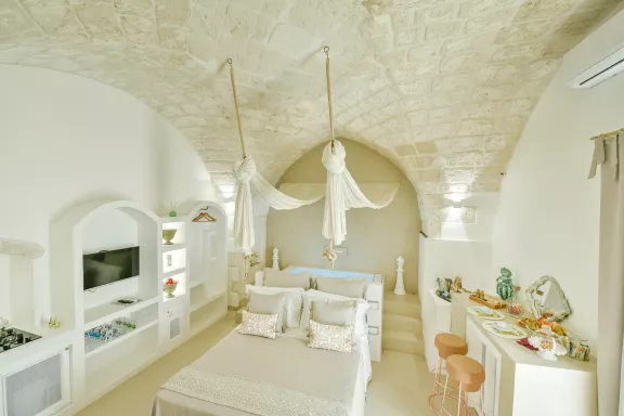 Piscina interna riscaldata a sfioro con idromassaggio Eurydice Suite Ostuni