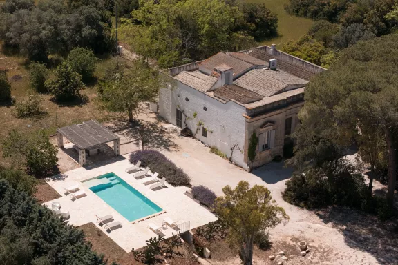 Grande piscina privata immersa nel giardino lussureggiante Masseria Hestia