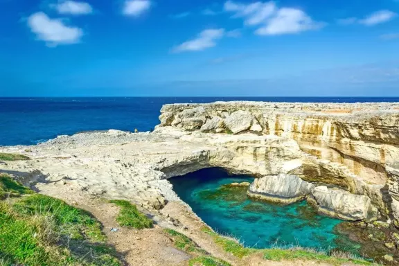 Grotta della Poesia, Roca Vecchia
