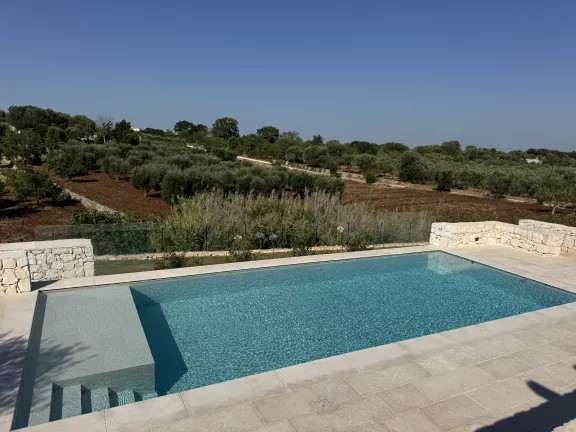 villa con trullo e piscina a Ostuni